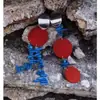 Joyas Scavenger Aretes Asimétricos de Nicho de Piel de Vaca y Bambú Marino de Contraste Rojo y Azul