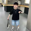 Roupa de Verão para Meninos Roupas Infantis Modernas de Manga Curta 2026 Novo Estilo Shorts Jeans Frescos para Bebê Conjunto de Duas Peças Fino