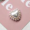 Lujo ligero estilo pequeño fragante tejido Perla corazón de durazno tridimensional accesorios de joyería diy aretes pinza para el cabello material para funda de teléfono móvil al por mayor