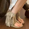 Sandalias bohemias con tachuelas y flecos para mujer, nuevo estilo de verano 2026, tacón de cuña que aumenta la altura, chanclas romanas