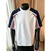 Camiseta Esportiva Color Block com Três Listras Estilo Americano para Homens e Mulheres, Primavera e Verão, Resistente, Jovem, Gola Redonda, Solta, Casual, Manga Curta