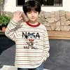 Camiseta de manga larga a rayas de retazos de algodón puro para niños, nuevo estilo primavera y otoño 2026 para niños, camiseta básica holgada, top de moda