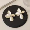 Brincos de Flor Lacados Minimalistas Exagerados Europeus e Americanos com Sensação de Luxo Leve e Alto Padrão, Acessórios de Orelha Buquê com Agulha de Prata de Design de Nicho