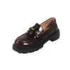 Mocassins de Solado Grosso Femininos Salto Médio Sapatos Pequenos de Couro Outono/Inverno Novo Estilo Couro Bovino de Camada Superior Bico Redondo Moeda Dourada Couro Genuíno Abertura Profunda Sapatos de Salto Único Femininos
