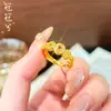 Novo conjunto de três peças de joias em latão banhado a ouro estilo chinês para mulheres, apresentando um colar de moeda cravejado de diamantes, brincos e anel de luxo de nicho com tema de dinheiro