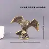 Águila de latón puro pisando una calavera, águila extendiendo sus alas, regalo cultural y creativo vintage, manualidad decorativa de escritorio, adorno de cobre