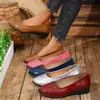 Venta al por mayor transfronteriza de zapatos planos de talla grande, listos para enviar, de la nueva colección primavera 2026 para mujer, con diseño slip-on, punta poco profunda y suela suave