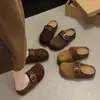 Aumento de Altura Interna Slip-On de Um Passo Fivela de Couro Biqueira Meio Chinelo Mule Belo Salto Grosso Chinelos Femininos Moda Outono 2026