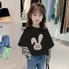 Roupas de Outono e Inverno para Crianças Pequenas, Médias e Grandes, Patchwork Listrado 100% Algodão Falso Duas Peças Camiseta de Manga Longa para Meninas, Top Base Estiloso