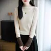 Apoyando la venta al por mayor de suéteres de punto beige cómodos, de corte holgado y estilo relajado, perfectos para usarlos en capas en otoño e invierno, con un diseño retro de cuello medio para mujer