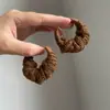 Pendientes de Lana Tejida Color Marrón Maillard Retro Otoño e Invierno para Mujer 2025 Nuevo Diseño de Nicho Personalizado Pendientes de Círculo