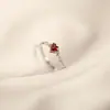 Anillo Retro Corazón Zircón Rojo para Mujer Estilo Francés Lujo Ligero Delgado Incrustado de Diamantes Granate en Forma de Corazón Anillo Abierto Ajustable para Mujer