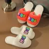 Otoño e Invierno Lindas Letras Dibujos Animados Niños y Niñas Bebé Interiores Hogar Otoño Zapatillas de Algodón de Una Línea Zapatillas de Algodón para Niños Venta al por Mayor