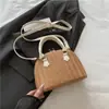 Bolso de Mano Tejido de Paja Forma de Concha para Mujer 2025 Nuevo Verano Color Sólido Contraste Moderno Elegante Bolso de Hombro Cruzado para Viajes