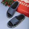 Venta especial de liquidación en pantuflas para hombre, disponibles en varios tamaños y estilos, incluyendo chanclas y sandalias de dedo, adecuadas para puestos y mercados nocturnos