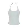 Traje casual puramente desejável: Top regata justo e curto com gola halter combinado com uma camiseta de manga longa com amarração e calças compridas pantalona.