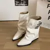 Botas empilhadas com fivela requintada estilo moda outono nicho de cano médio salto escondido botas de montaria estilo garota apimentada bico fino botas de moda