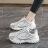 Tênis Esportivo Feminino 2026 Moda Verão Malha Respirável Tênis Pai para Alunos do Ensino Fundamental Sola Grossa Aumentador de Altura Sapatos Femininos