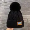 Chapéu de Lã de Inverno com Forro de Fleece Chapéu de Tricô Quente Feminino Espessado Inverno Branco Chapéu Fashionável Feminino Versátil com Proteção Dupla para as Orelhas