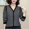 Camiseta de manga larga a rayas patchwork de moda estilo coreano para mamás, perfecta para principios de otoño, elegante, rejuvenecedora, de corte holgado, adelgazante y versátil
