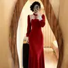 Nueva Ropa Femenina Estilo Chino: Qipao de Pana con Botones y Encaje Rojo para el Año del Zodiaco, Vestido Interior Ajustado para Compromiso Invierno 2026