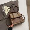 Mochila feminina retrô multifuncional com design de nicho para comércio exterior, nova bolsa transversal de ombro casual para outono e inverno de 2024