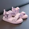 Sandálias de Praia Abertas para Crianças 2026 Novo Estilo Primavera e Verão Sandálias para Meninas Ursinho Fofo Velcro Calçados Infantis Celebridade da Internet