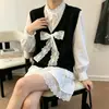 Colete de renda estilo Chanel com decote V, um top de malha sem mangas perfeito para usar em camadas no outono e inverno.