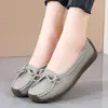 Sapatos femininos com sola grossa para aumentar a altura, novo modelo outono 2026, sapatos de sola macia para mães, sapatos baixos slip-on preguiçosos para pessoas de meia-idade e idosos
