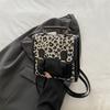Bolso de hombro para mujer con diseño popular de minoría otoñal de este año 2024 nuevo moda casual hermoso personalidad bolso pequeño