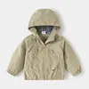 Chaqueta softshell para niños, colección otoño 2026, prenda exterior ligera con capucha, chaqueta casual con cremallera y estampado de letras para niños