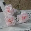 Venta al por mayor de fábrica de rosas de diamante de tres cabezas para materiales de decoración de bodas, compromiso, cumpleaños y telones de fondo para fiestas de primer cumpleaños