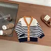 Cardigan de Tricô Listrado Contrastante para Meninos Primavera e Outono Estilo Coreano Novo Suéter Retrô para Bebê Roupas de Outono Roupas para Bebês
