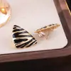Pendientes Piercing de Moda y de Alta Gama Incrustados con Diamantes Negros para Mujer en Otoño e Invierno, Versátiles Pendientes de Clip Triángulo de Lujo Ligero al por Mayor