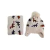 Set de dos piezas de gorro con temática de dinosaurios, nuevo estilo otoño/invierno, gorro para bebé que cubre las orejas, gorro de punto unisex, disponible para producción personalizada