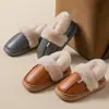 Bolsa Impermeable de Superficie de Cuero Simple Zapatillas de Algodón con Tacón para Mujer Invierno con Más Terciopelo Calientes Antideslizantes Suela Gruesa Ropa de Casa para Pareja Zapatos de Algodón