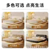Cama grande de cuero color crema con tapicería suave y abullonada, cama flotante minimalista, dormitorio principal atmosférico con diseño suspendido y tira de luz integrada, dormitorio doble