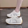 Zapatos casuales de malla transpirable hueca estilo americano, delgados, de suela suave, para mujer, que aumentan la altura, versátiles