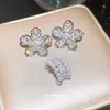 Súper Brillantes~ Pinzas para Orejas de Flor de Zirconia y Perla para Mujeres Sin Perforaciones, Puños de Oreja de Lujo Ligero y de Alta Gama, Pendientes de Estilo Minimalista Exquisito