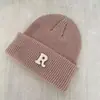Gorra de lana estándar con letra R estilo coreano para otoño e invierno para hombres y mujeres con gorro de punto simple versátil gorro frío cálido jersey frío