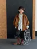 Conjunto de Duas Peças Outono/Inverno 2026 Huzhou Zhili Jaqueta de Couro Estilo Retrô Americano Caramelo com Gola Alta e Costura Contrastante Calça Jeans Lanterna
