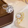 Novo anel com design de girassol com zircônia cúbica totalmente cravejada, um anel de diamante simulado luxuoso e de alta qualidade com aro aberto ajustável