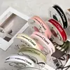 Fita impressa em inglês de 2 cm com um toque de luxo, usada para embrulhar buquês, decorar caixas de presente e como material artesanal para floristas.