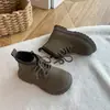 Botas amarelas retrô estilosas para meninos, novas botas Martin estilosas versáteis para o outono de 2026, botas de couro estilo britânico para meninas, na moda