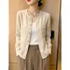 La popular colección de otoño temprano para mujer de este año 2026 presenta una simple camisa cárdigan de botones de manga larga con bolsillos