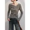 Guangzhou Trece Líneas Alta Calidad ~ Camiseta de Manga Larga Rayada con Hombro Asimétrico Diseñada para Mujer Otoño Temprano 2025 Nuevo Top Irregular