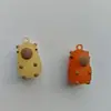 Chaveiro Fofo de Capivara que Muda de Cor Assoprando Bolhas Boneco de Desenho Pingente Acessório de Carro Famoso na Internet