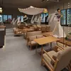 Mesa y Silla de Café Combinación Tienda de Té de Leche Bar Barra de Libros Área de Ocio Recepción Negociación Sofá Asiento de Madera Maciza Atmosférico Retro