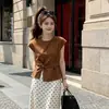 Conjunto elegante de dos piezas: top de camisa de manga corta con nudo retorcido y abertura en el dobladillo estilo coreano de moda de verano y falda de lunares