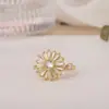 Anillo de Luz de Zirconia Incrustada en Oro Real Chapado en Cobre Transfronterizo Europeo y Americano Lujo Ligero Sensación de Alta Gama Anillo para el Dedo Joyería de Mano Versátil Fabricante Venta al por Mayor en Stock